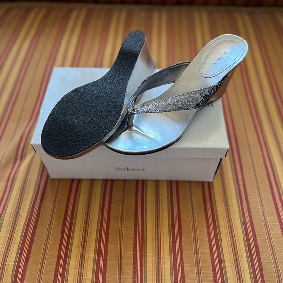 Glittered and Metallic Wedge Heel Sandals - Picture 12 of 12